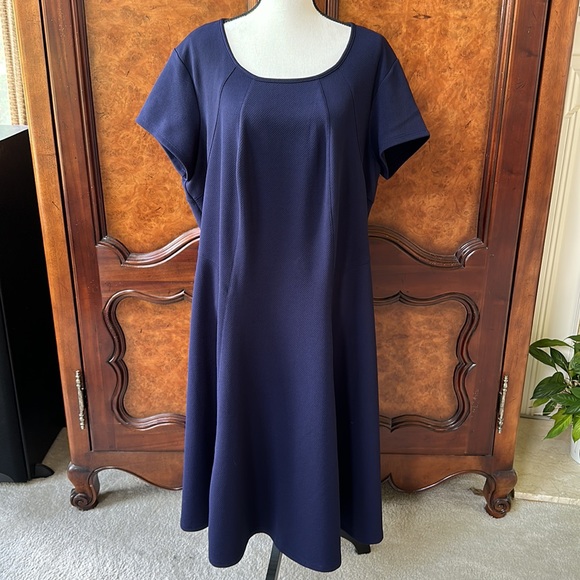 Avenue Navy Short Sleeve Dress with Zipper in Back (Size 18/20) - Picture 10 of 16